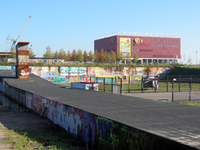 847104 Gezicht op de 'graffitimuur' bij de tijdelijke jongerenplek 'Teen Spot' onder het Berlijnplein bij de ...